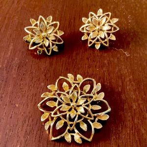 Vintage 1970s Sarah Coventry Broach and Earrings Set
